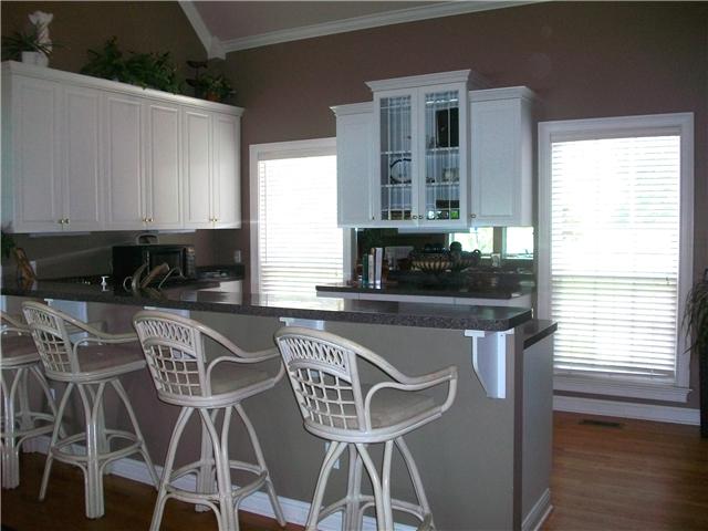 Kitchen with Breakfast Bar