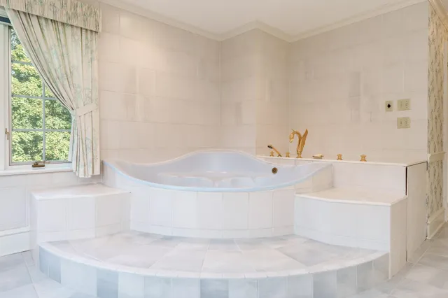 $1,200,000 | 1637 Coachman Drive, Rockford, IL 61107