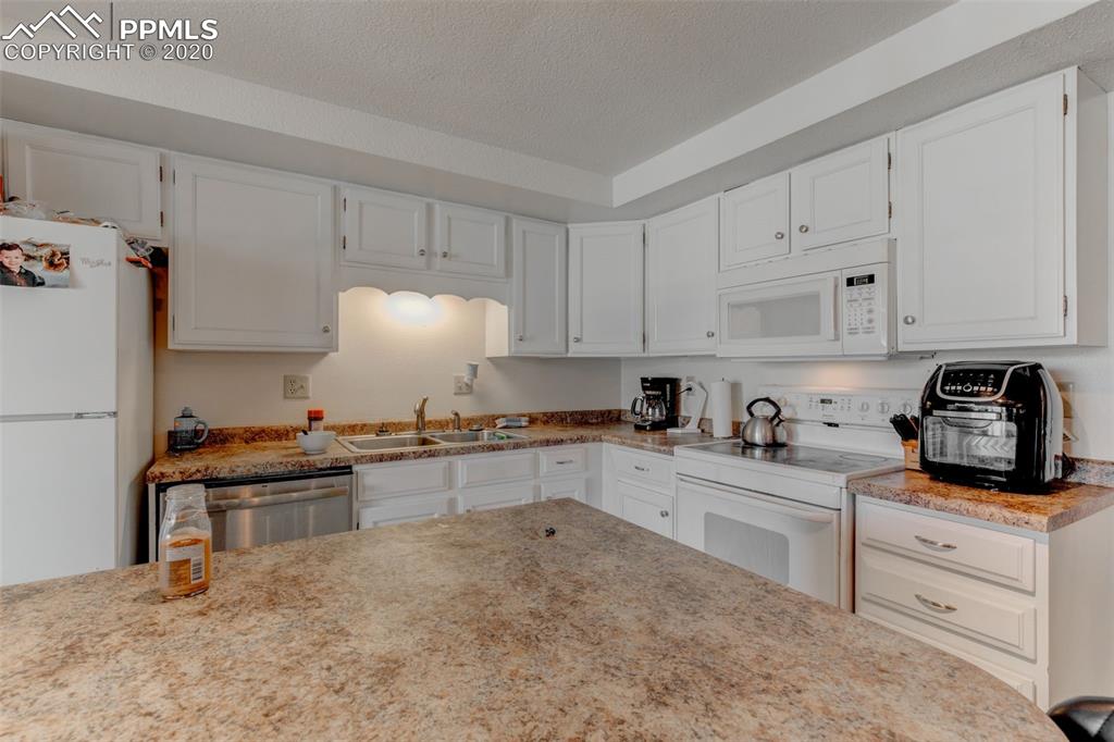 402 Raspberry Lane Monument, CO 80132 - Photo 28 of 35