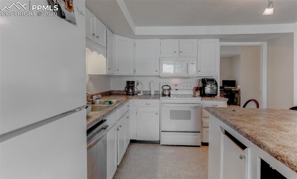 402 Raspberry Lane Monument, CO 80132 - Photo 29 of 35