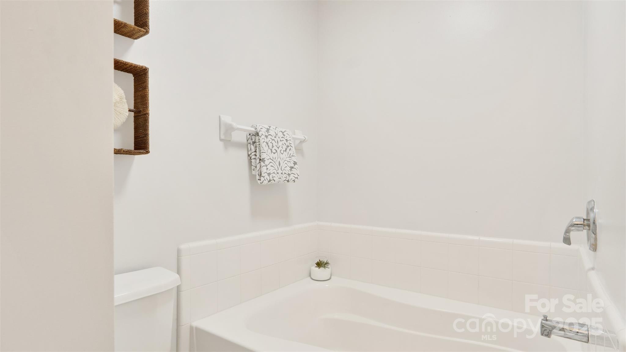 3309 Stettler View Road Charlotte, NC 28210 - Photo 18 of 29 a bathroom with a bathtub