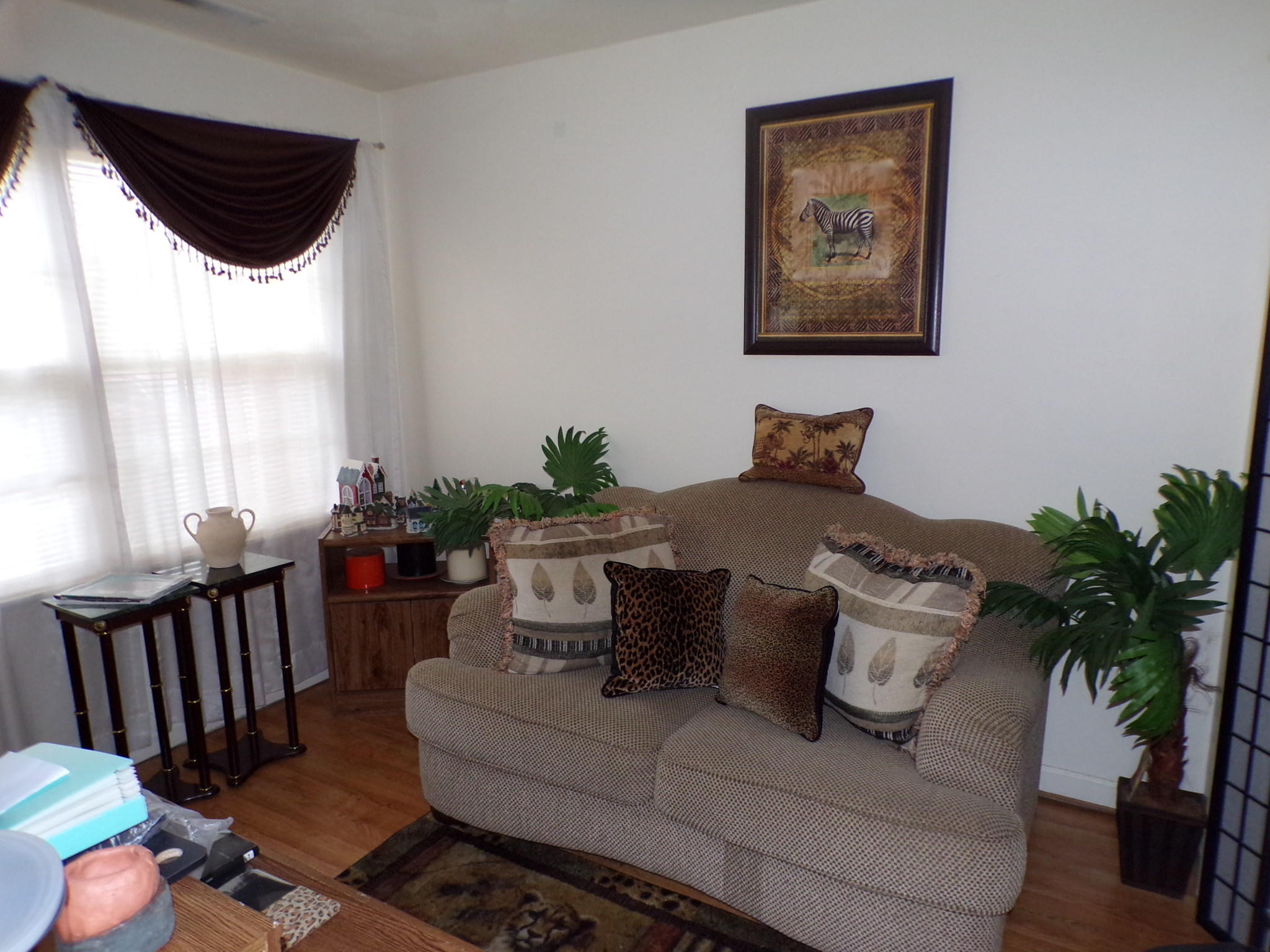 2229 Ranch Road Northwest Roanoke, VA 24017 - Photo 3 of 37 a living room with furniture and a potted plant