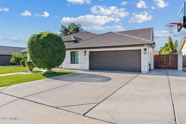 $950,000 | 824 North York Circle, Mesa, AZ 85213