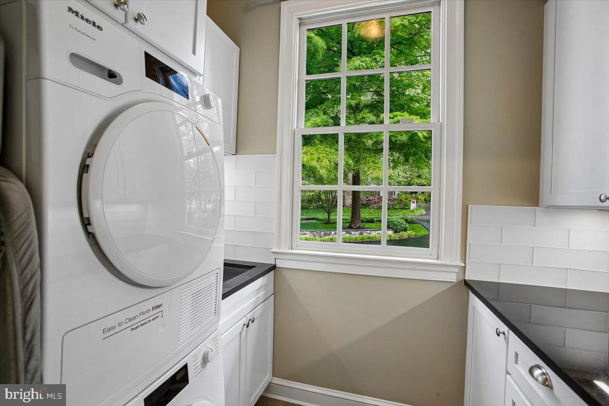 6809 Sorrel Street McLean, VA 22101 - Photo 17 of 101 Main level laundry off mud room