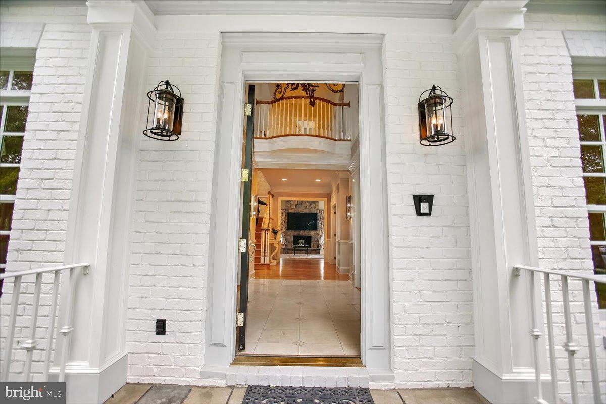 6809 Sorrel Street McLean, VA 22101 - Photo 2 of 101 Entrance way into two story foyer