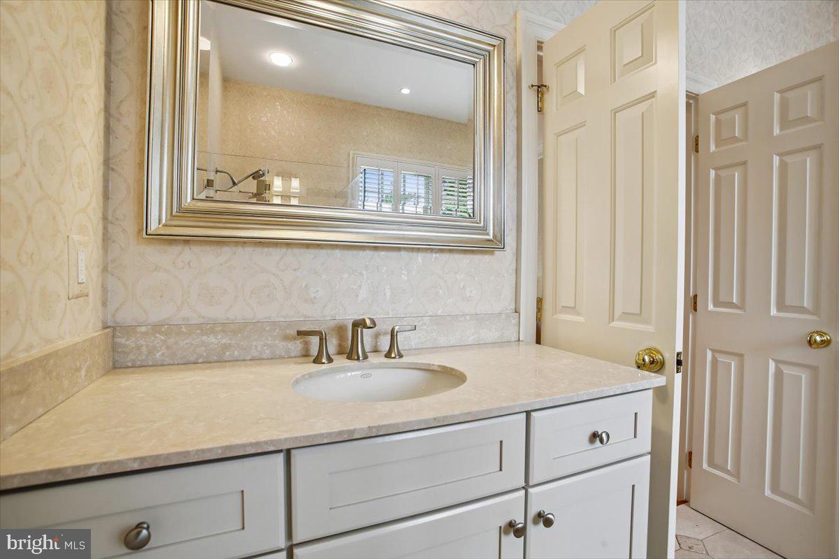 6809 Sorrel Street McLean, VA 22101 - Photo 32 of 101 Primary bath on main level