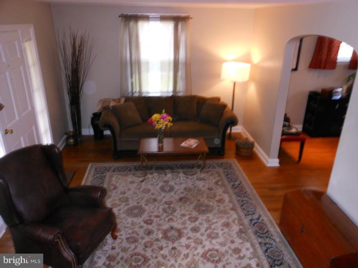 18 Medbury Road Wallingford, PA 19086 - Photo 2 of 13 Living Room