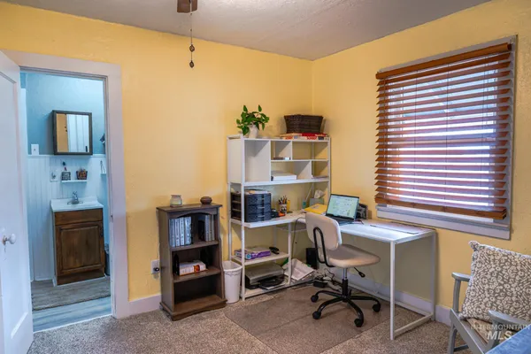 $239,999 | 90 East Jefferson, Huntington, OR 97907