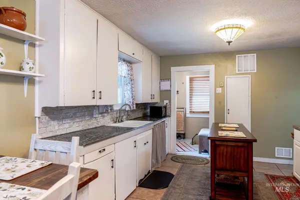 $239,999 | 90 East Jefferson, Huntington, OR 97907