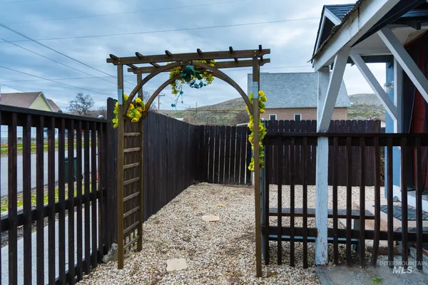 $239,999 | 90 East Jefferson, Huntington, OR 97907