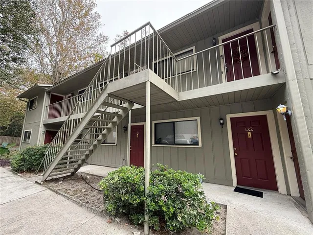 a view of entryway with yard