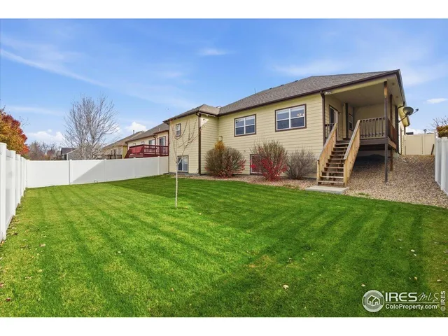 a view of an house with backyard and garden