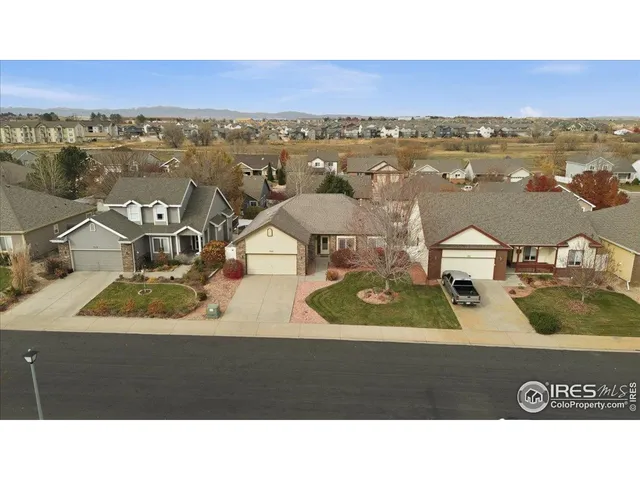a black and white photo of a living room