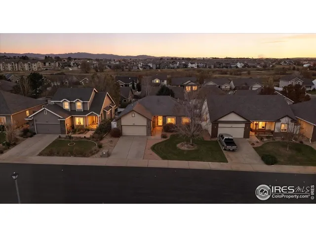 a black and white photo of a living room