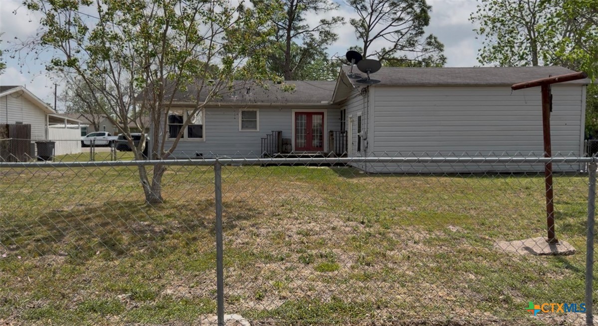 1902 Navidad Street Victoria, TX 77901 - Photo 4 of 23 a backyard of a house