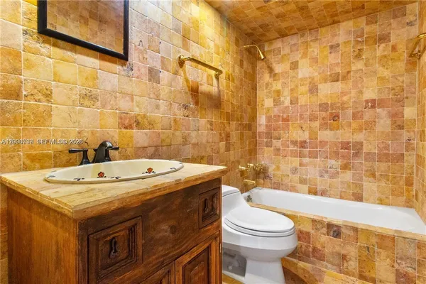 $1,800 | 455 Paradise Isle Boulevard, Unit 402, Hallandale Beach, FL 33009