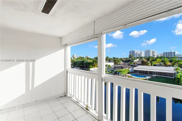 $1,800 | 455 Paradise Isle Boulevard, Unit 402, Hallandale Beach, FL 33009