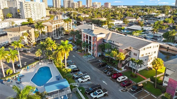 $1,800 | 455 Paradise Isle Boulevard, Unit 402, Hallandale Beach, FL 33009