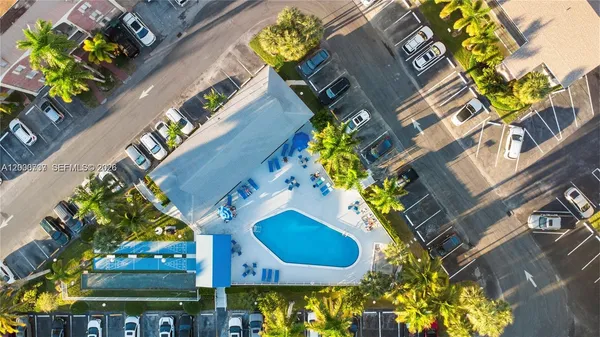 $1,800 | 455 Paradise Isle Boulevard, Unit 402, Hallandale Beach, FL 33009