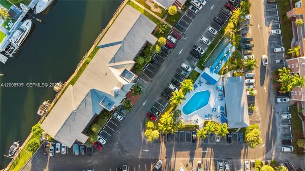 $1,800 | 455 Paradise Isle Boulevard, Unit 402, Hallandale Beach, FL 33009