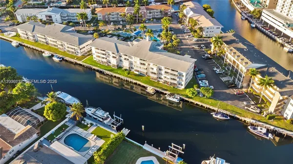 $1,800 | 455 Paradise Isle Boulevard, Unit 402, Hallandale Beach, FL 33009