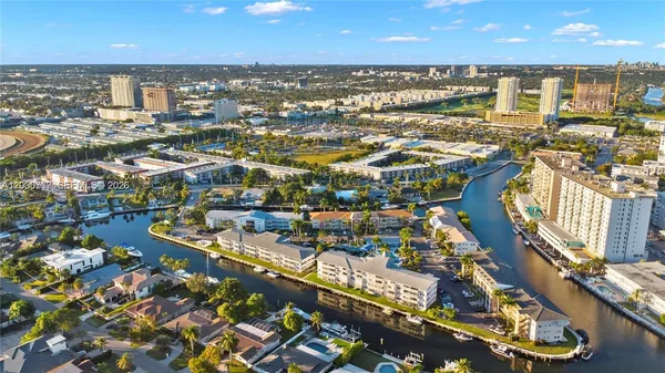 $1,800 | 455 Paradise Isle Boulevard, Unit 402, Hallandale Beach, FL 33009