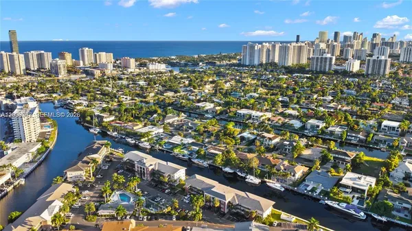 $1,800 | 455 Paradise Isle Boulevard, Unit 402, Hallandale Beach, FL 33009