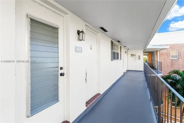 $1,800 | 455 Paradise Isle Boulevard, Unit 402, Hallandale Beach, FL 33009