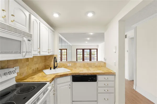 $1,800 | 455 Paradise Isle Boulevard, Unit 402, Hallandale Beach, FL 33009