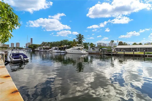 $1,800 | 455 Paradise Isle Boulevard, Unit 402, Hallandale Beach, FL 33009