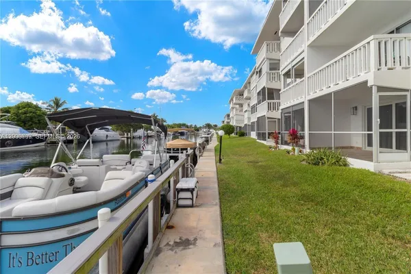 $1,800 | 455 Paradise Isle Boulevard, Unit 402, Hallandale Beach, FL 33009