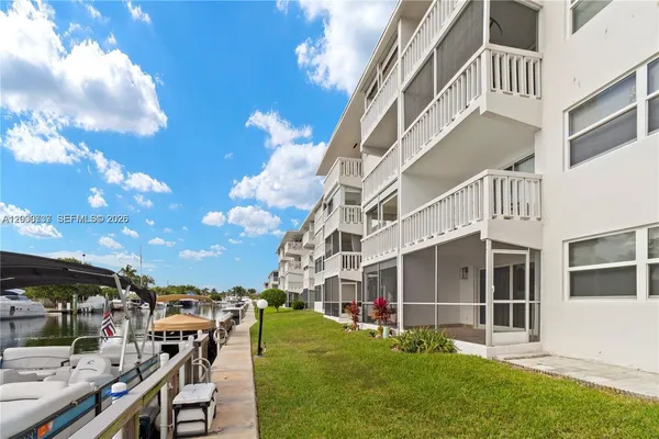 $1,800 | 455 Paradise Isle Boulevard, Unit 402, Hallandale Beach, FL 33009