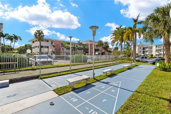 $1,800 | 455 Paradise Isle Boulevard, Unit 402, Hallandale Beach, FL 33009
