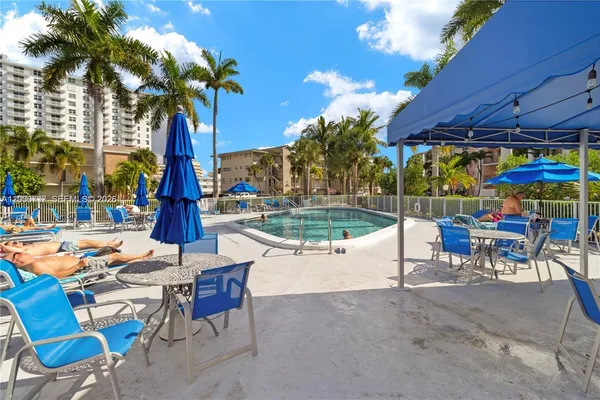 $1,800 | 455 Paradise Isle Boulevard, Unit 402, Hallandale Beach, FL 33009
