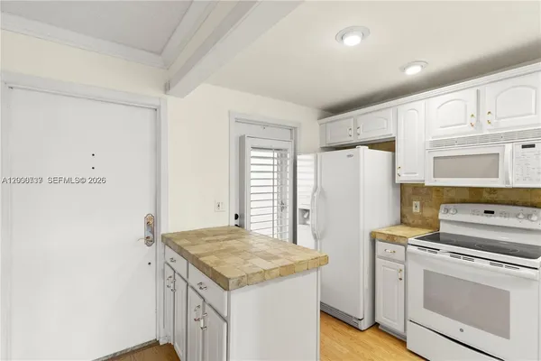 $1,800 | 455 Paradise Isle Boulevard, Unit 402, Hallandale Beach, FL 33009