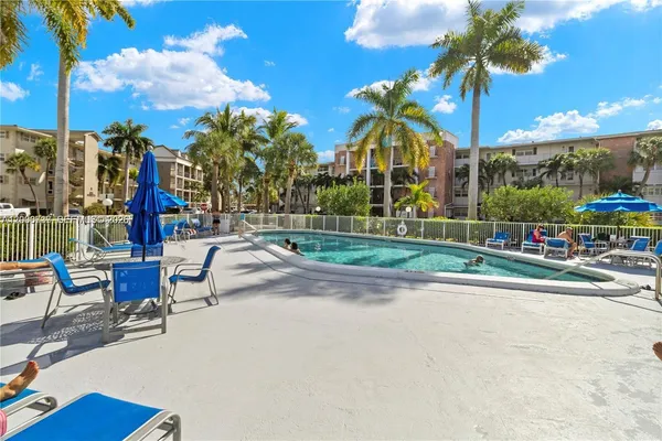 $1,800 | 455 Paradise Isle Boulevard, Unit 402, Hallandale Beach, FL 33009