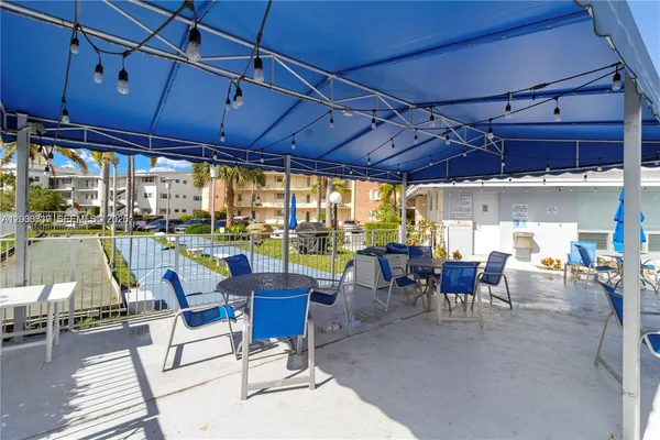$1,800 | 455 Paradise Isle Boulevard, Unit 402, Hallandale Beach, FL 33009