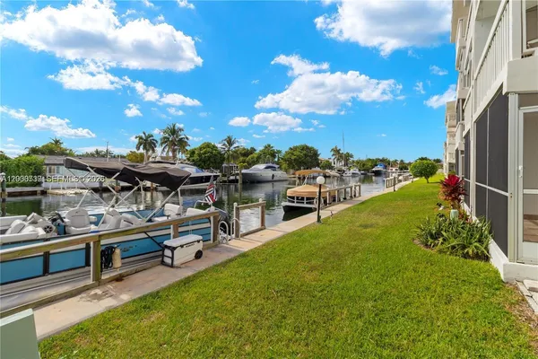 $1,800 | 455 Paradise Isle Boulevard, Unit 402, Hallandale Beach, FL 33009