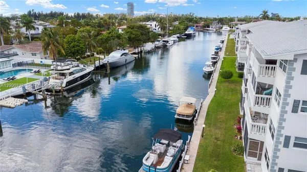 $1,800 | 455 Paradise Isle Boulevard, Unit 402, Hallandale Beach, FL 33009