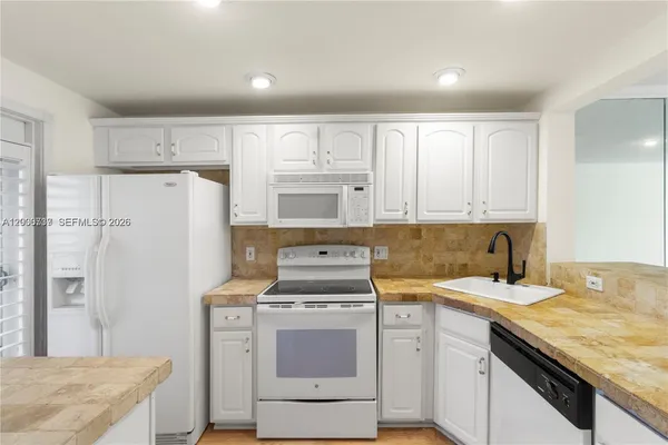 $1,800 | 455 Paradise Isle Boulevard, Unit 402, Hallandale Beach, FL 33009
