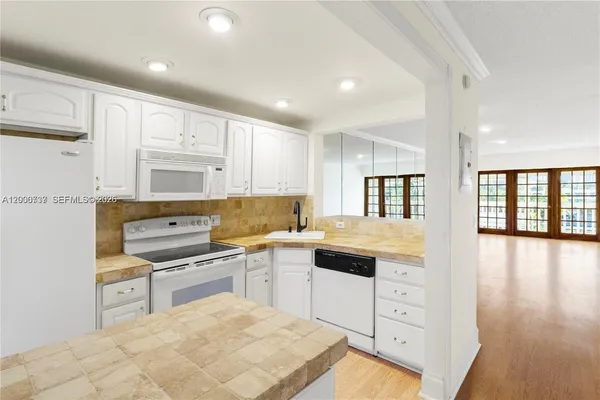 $1,800 | 455 Paradise Isle Boulevard, Unit 402, Hallandale Beach, FL 33009