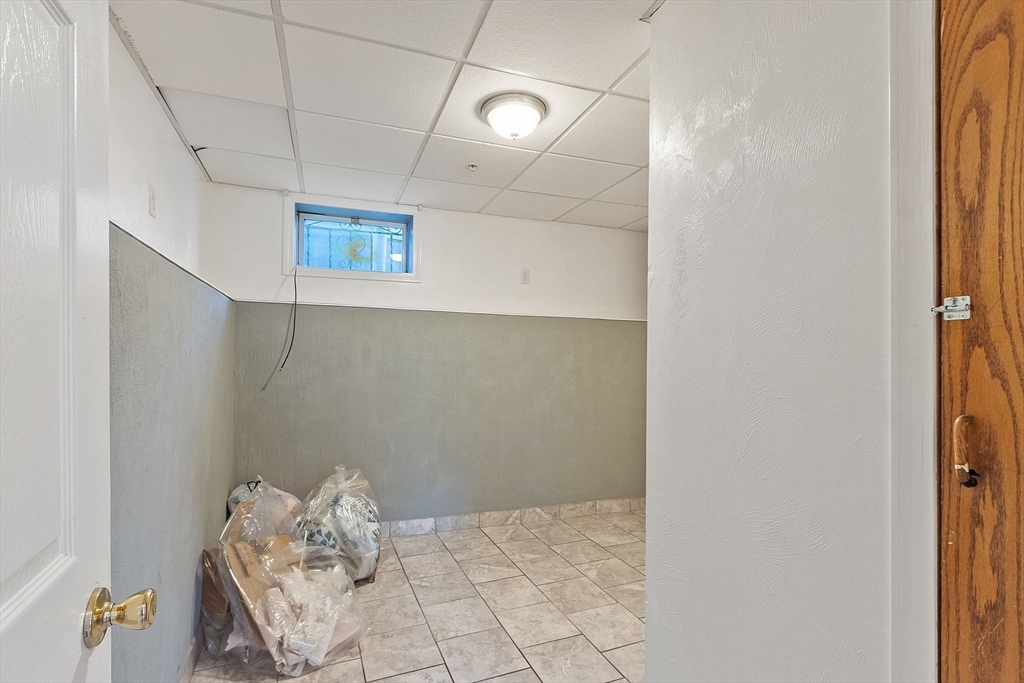 40 Aetna Street Worcester, MA 01604 - Photo 19 of 42 a view of table and chair