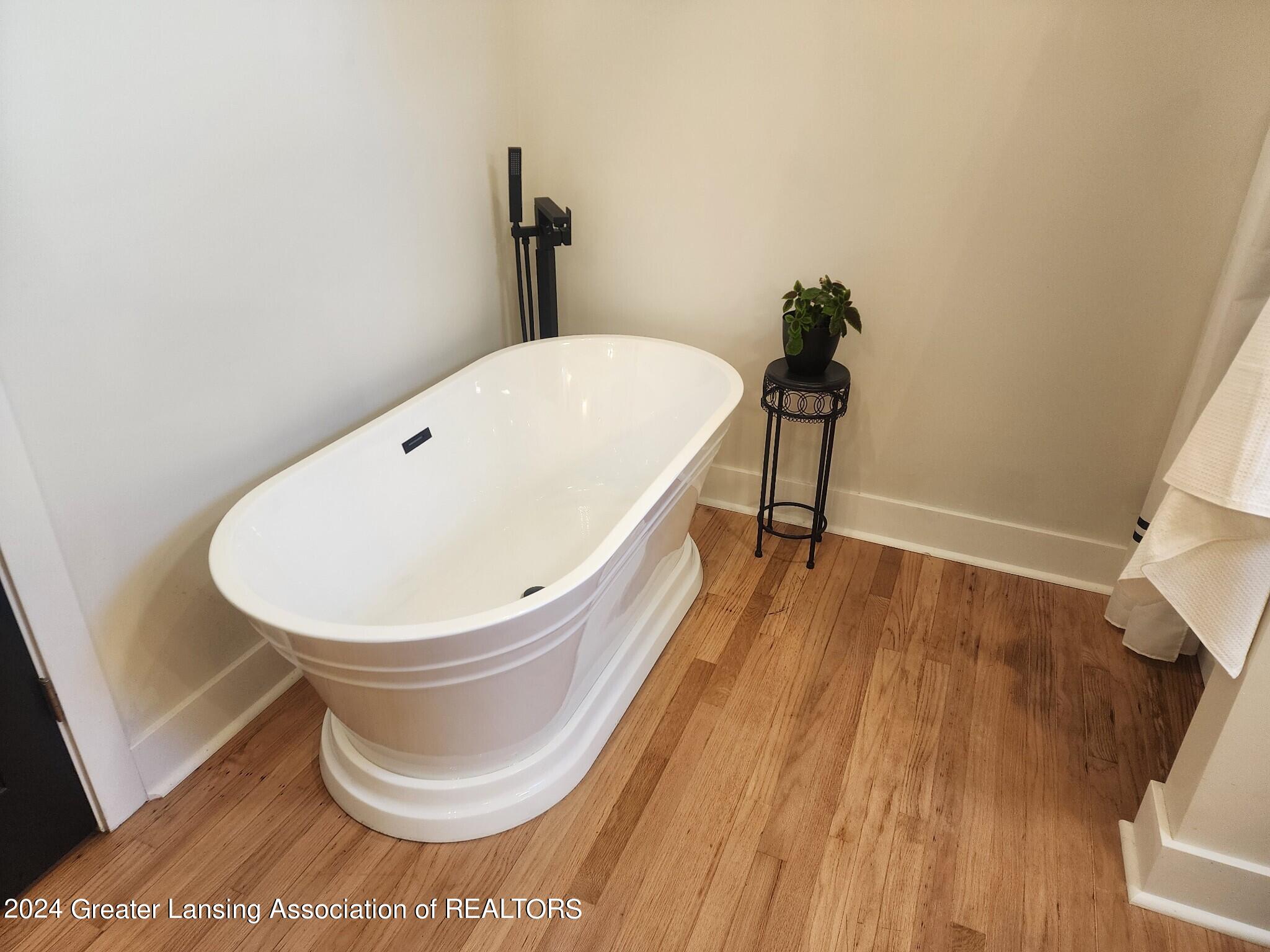 919 Maycroft Road Lansing, MI 48917 - Photo 21 of 58 Soaking Tub