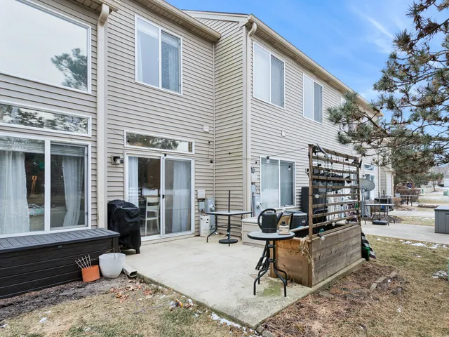 $320,000 | 1835 Wisteria Drive, Aurora, IL 60503