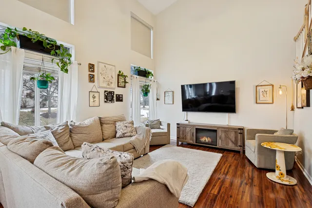 $320,000 | 1835 Wisteria Drive, Aurora, IL 60503