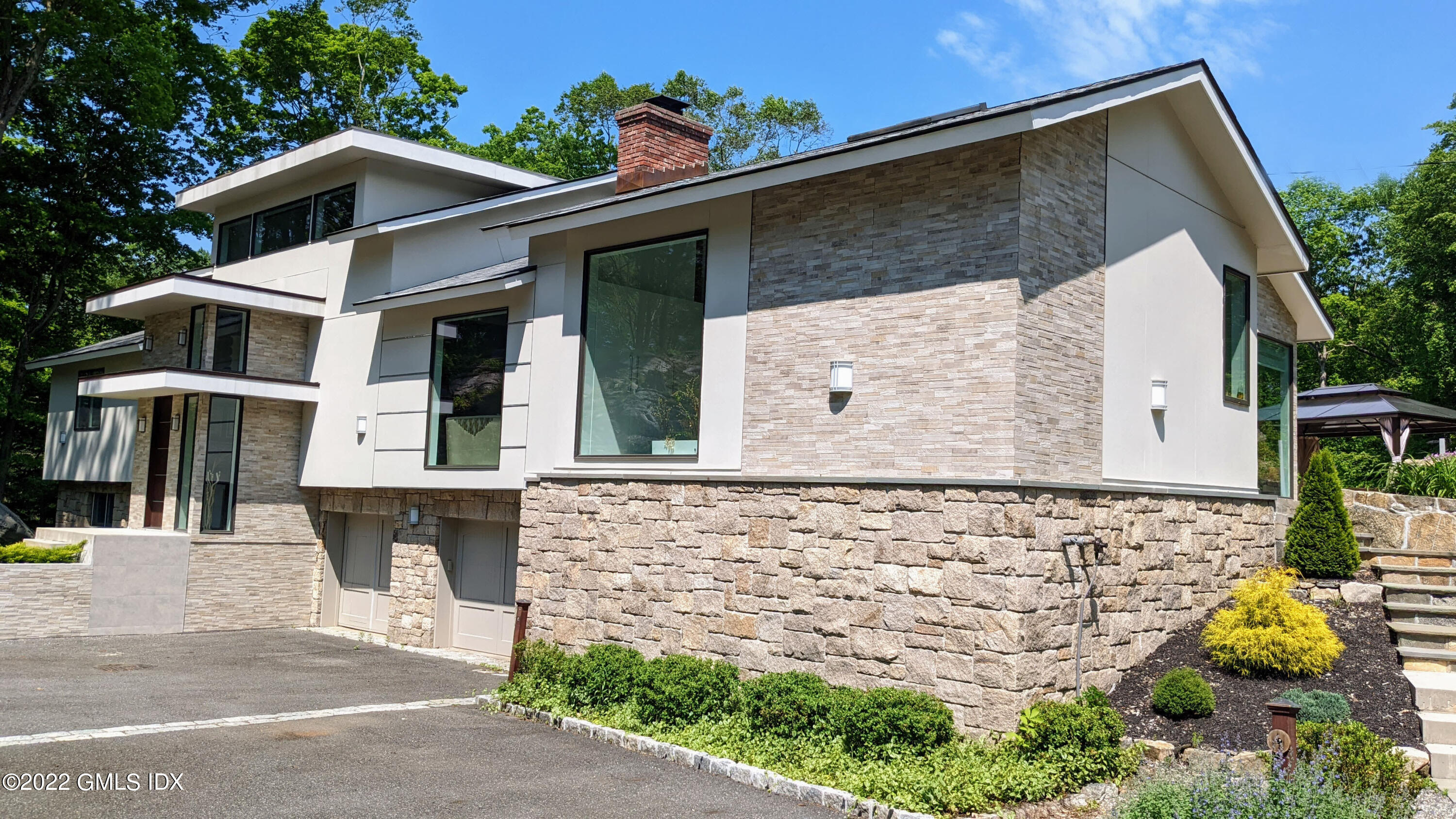 39 Nutmeg Drive Greenwich, CT 06831 - Photo 5 of 31 a front view of a house with plants