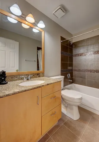 $384,896 | 195 Island Court, Unit 195, Schaumburg, IL 60193