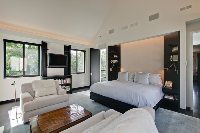 435 Thorne Lane Lake Forest, IL 60045 - Photo 18 of 42 a bedroom with a large bed and a couch