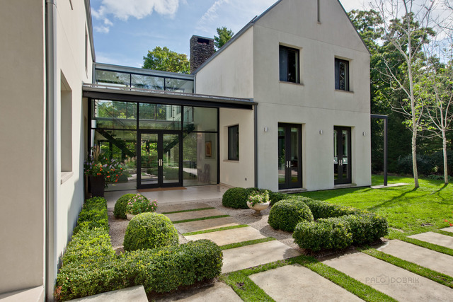 435 Thorne Lane Lake Forest, IL 60045 - Photo 3 of 42 a house view with a garden space