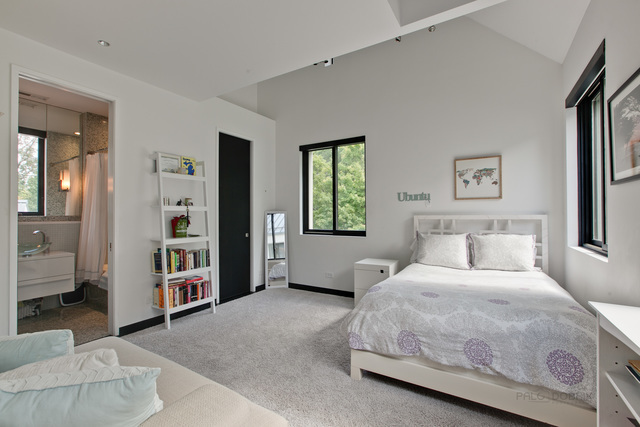 435 Thorne Lane Lake Forest, IL 60045 - Photo 23 of 42 a bedroom with a bed and a couch